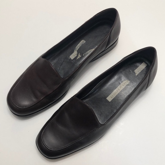 Easy Spirit Shoes - Easy Spirit Brown Leather Slip On Flat Loafers size 8M